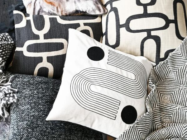 Cushions (New) Abstract chains - jacquard black (40x60)