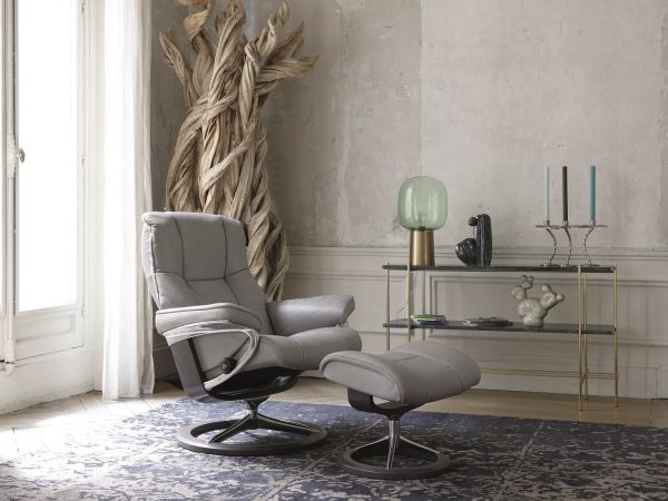 Mayfair (L) Chair and stool (signature base) Paloma 094