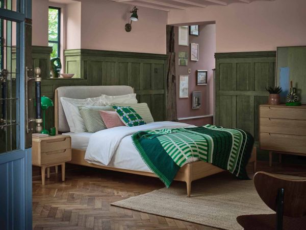 Winchester 135cm upholstered bedstead