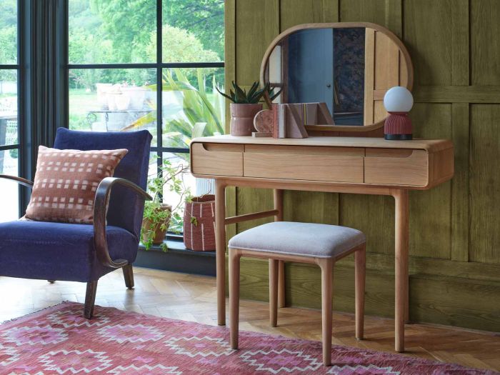 Winchester Dressing table with mirror